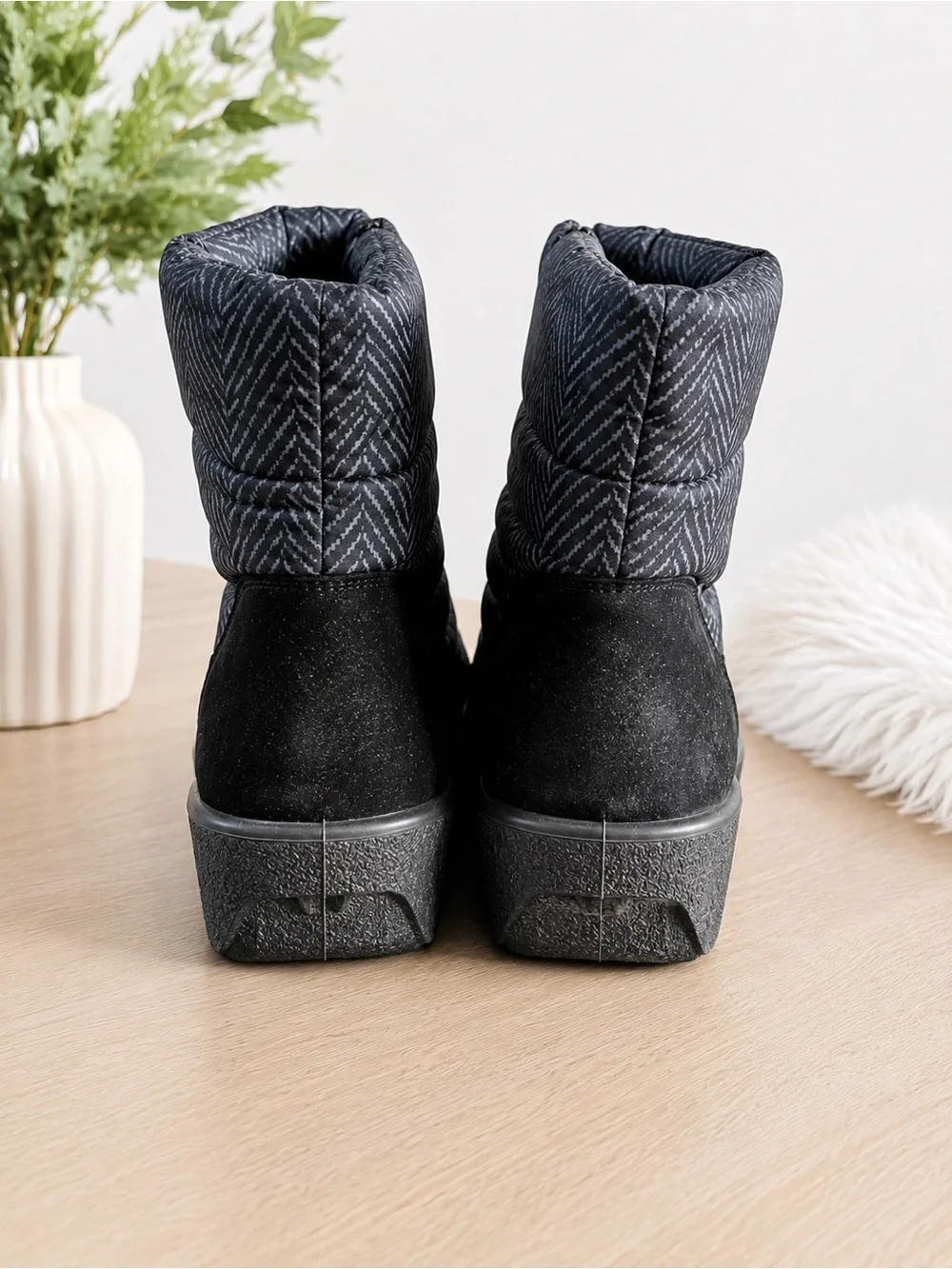 New Women's Quilted Black & Gray Winter Zip Ankle Boots size 9